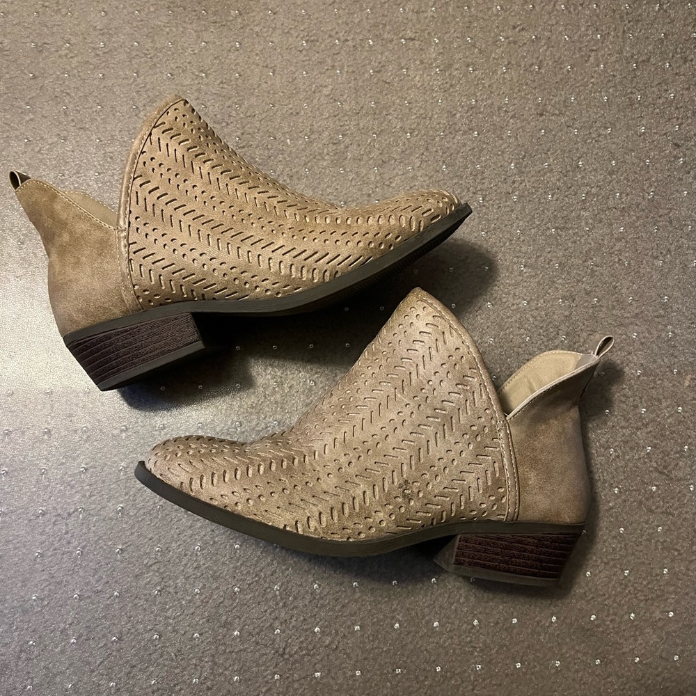 Women’s Ankle Boot Size 8